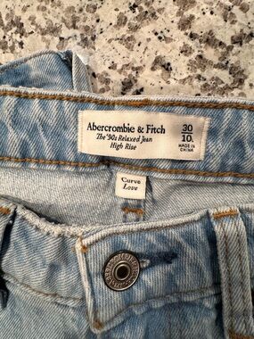 Abercrombie & Fitch 90s Relaxed High Rise Light Knee Destroy Jeans